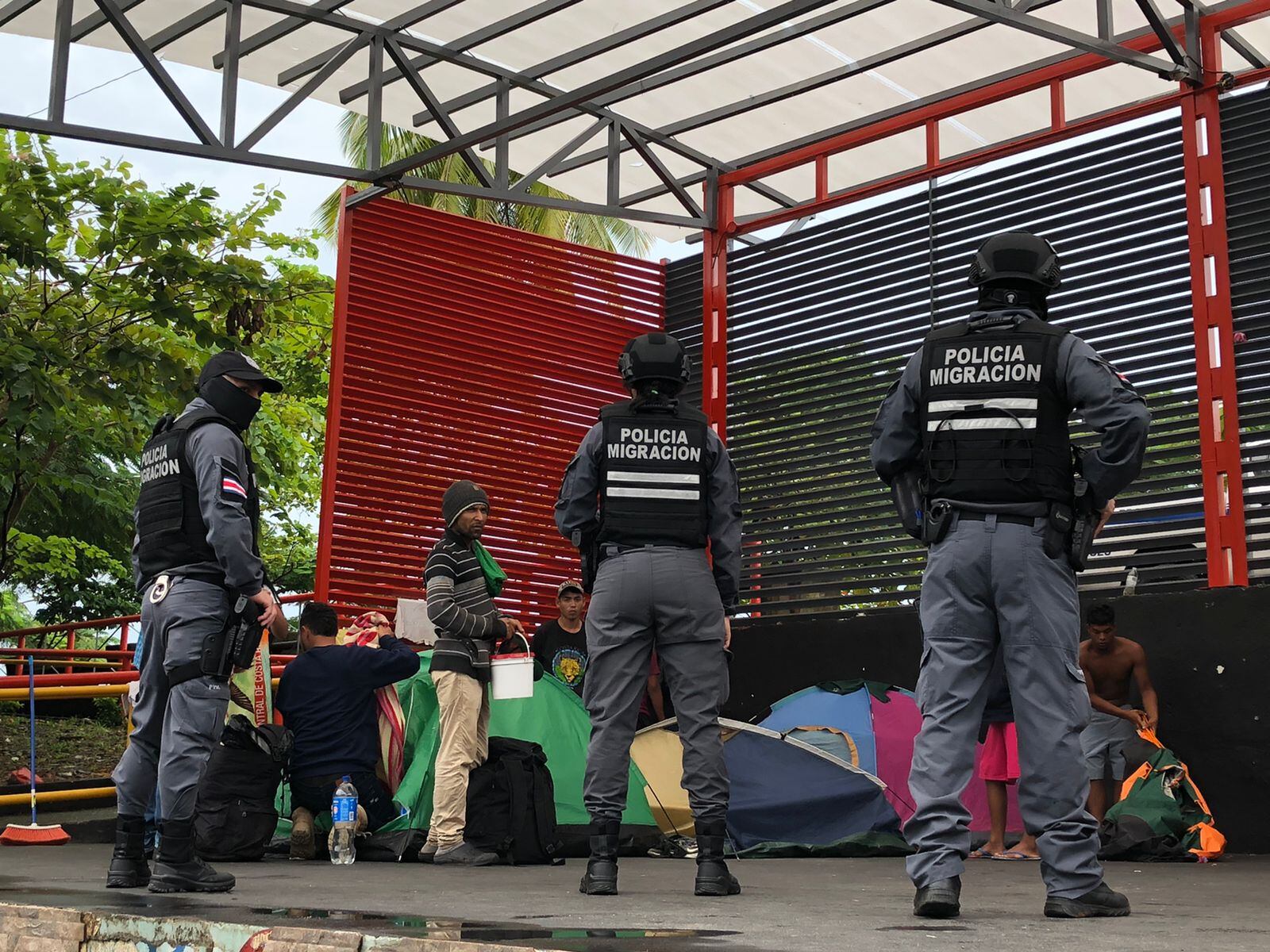 varios venezolanos instalaron tiendas de campaña a lo largo del Malecón de Quepos. Foto Migración.