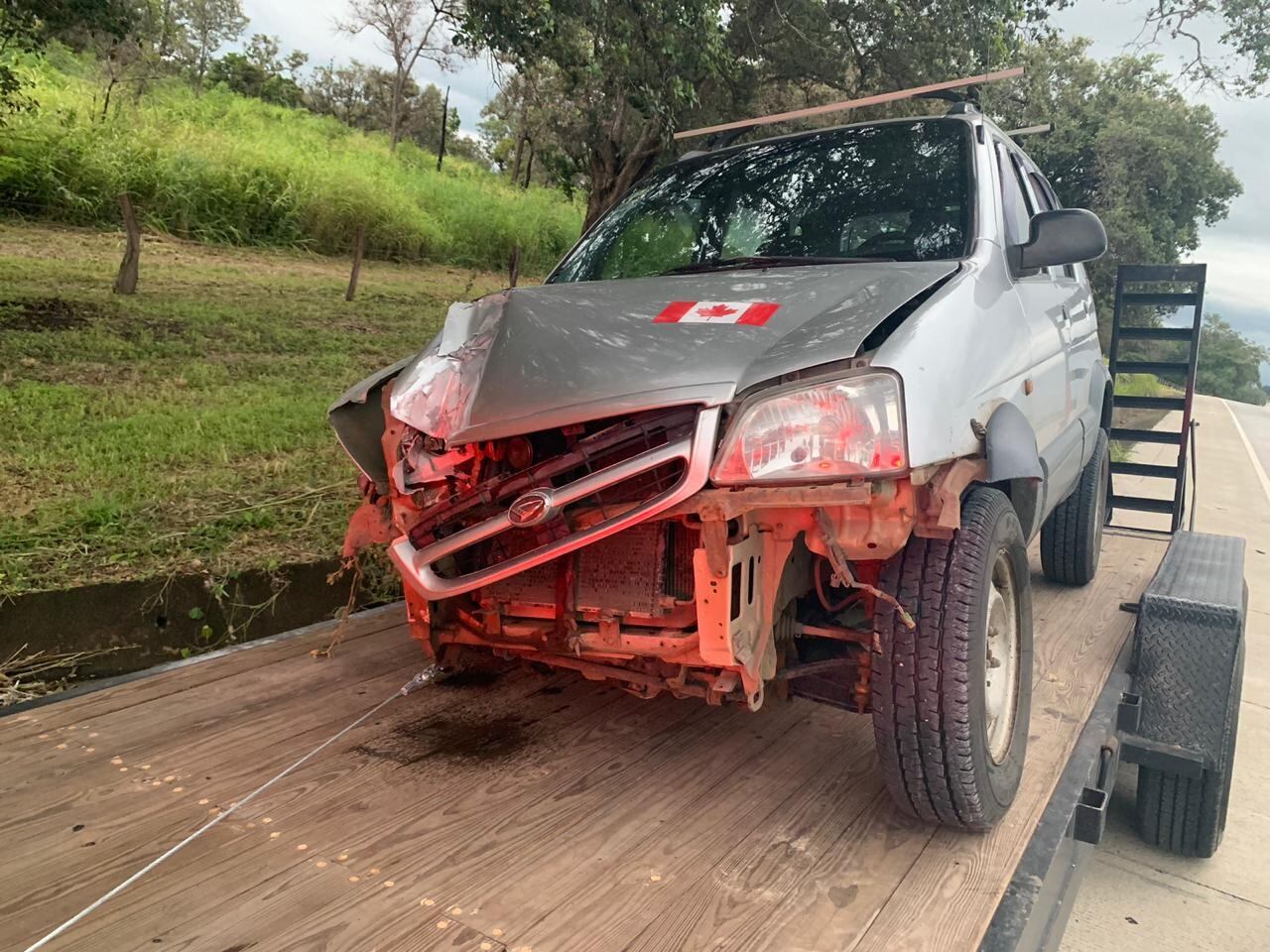 David Patey y Sofía Patey ayudan a hombre en Bagaces