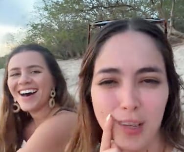 Natalia es quien aparece al lado izquierdo de la fotografía.