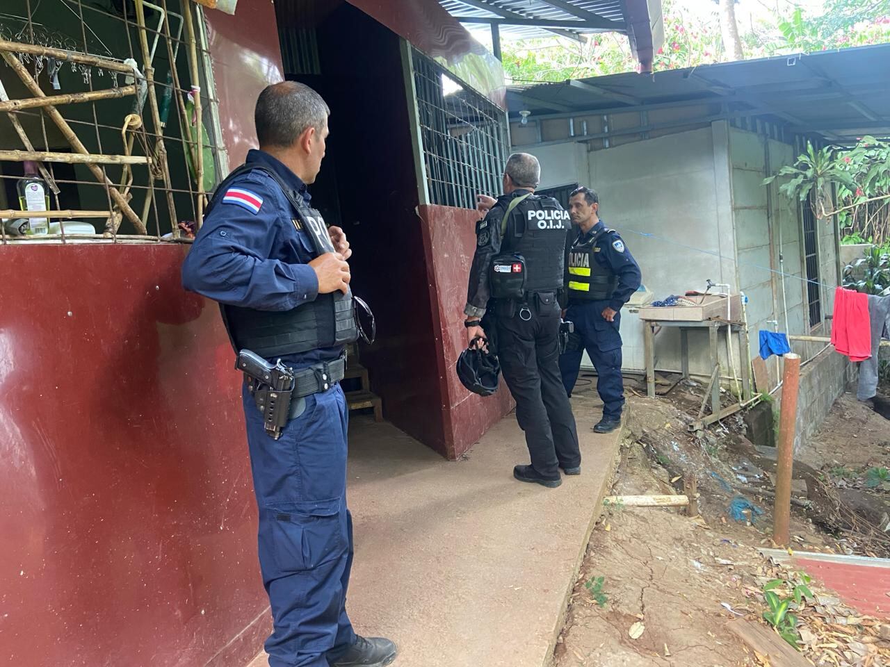 Hombre que escapaba de la Policía tiene a una mujer de rehén en una casa en Grecia