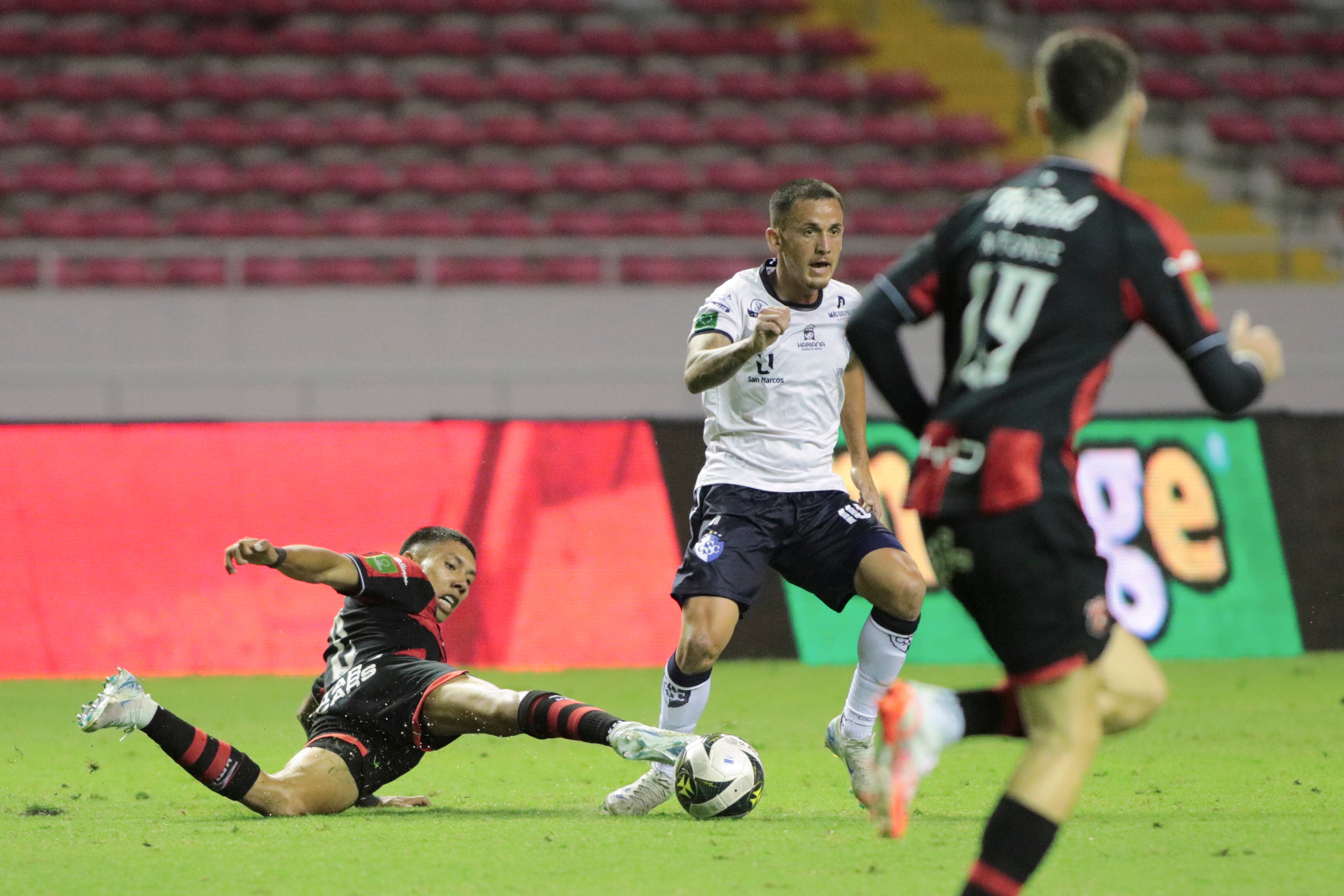 02-02-2025 Estadio Nacional, San José, partido de la jornada 7 del campeonato de primera divisón entre Liga Deportiva Alajuelense y Club Sport Cartaginés.
En la Foto: Diego Campos, Luis Flores
Jonathan Jiménez Flores para Grupo Nación