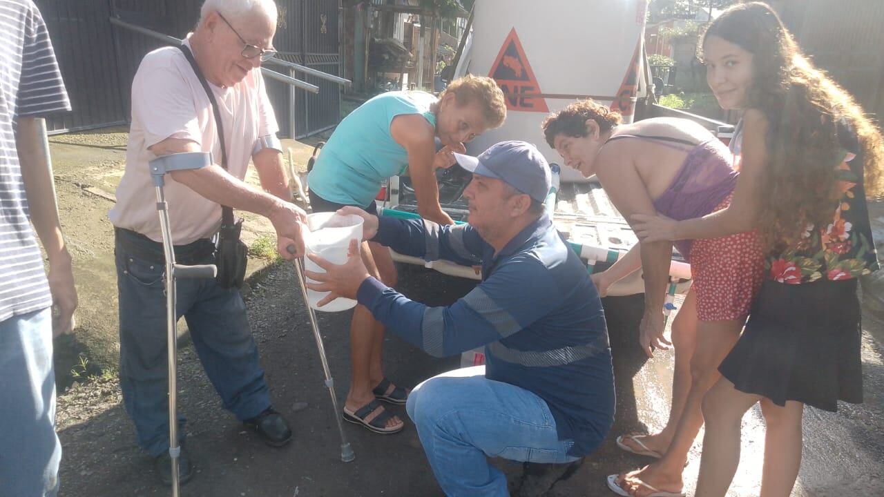 Un adulto mayor con discapacidad fue una de las personas que debió hacer fila para recibir agua debido a la contaminación de las fuentes de agua del río Barranca.