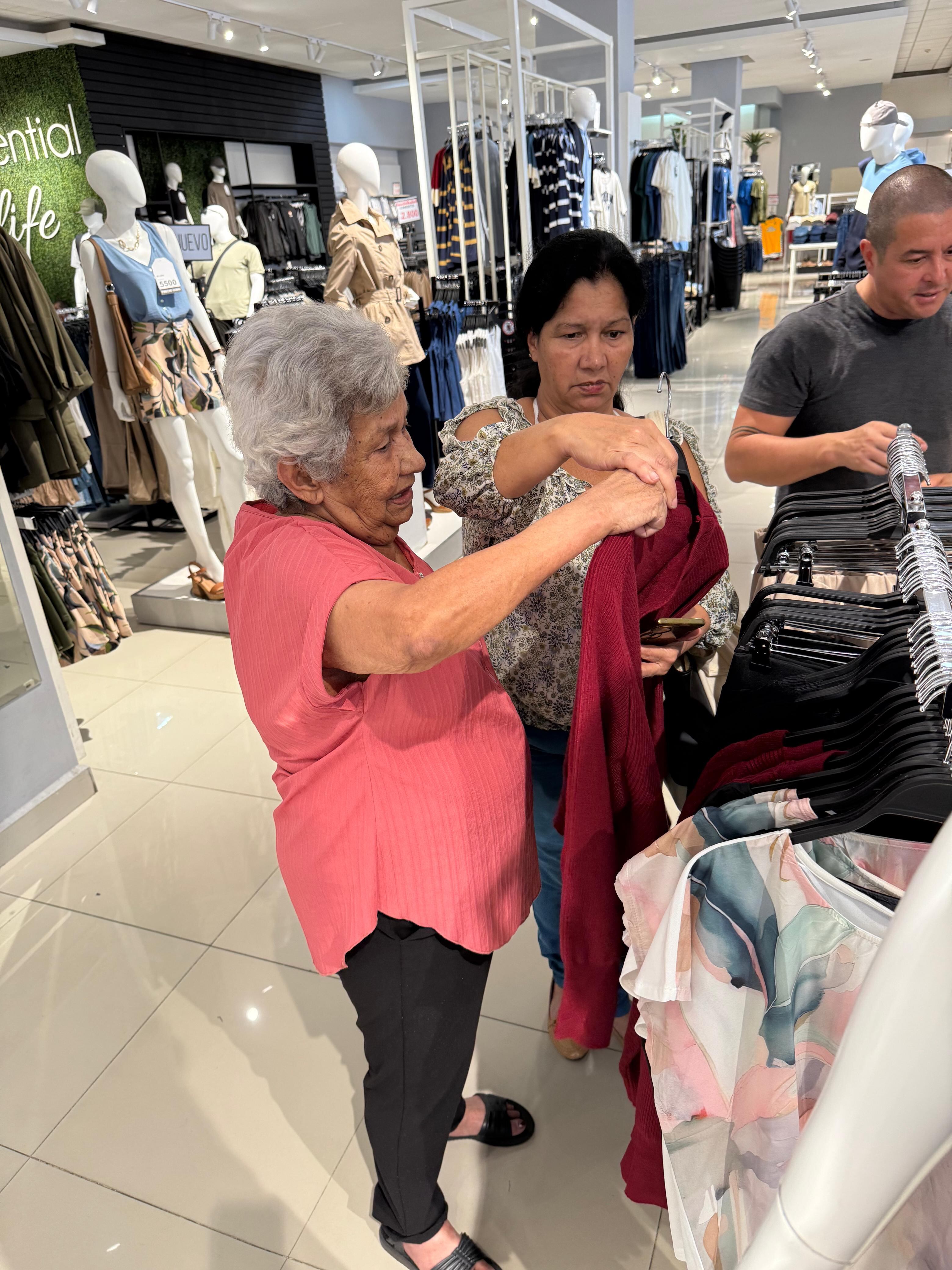 Miriam Ramírez Oliva, tiene 81 años (en noviembre cumplirá 82) y es madre de siete hijas, todas mujeres, fue seleccionada para ser chineada como reina por un día con nuestra promoción ¡Gracias mamá!