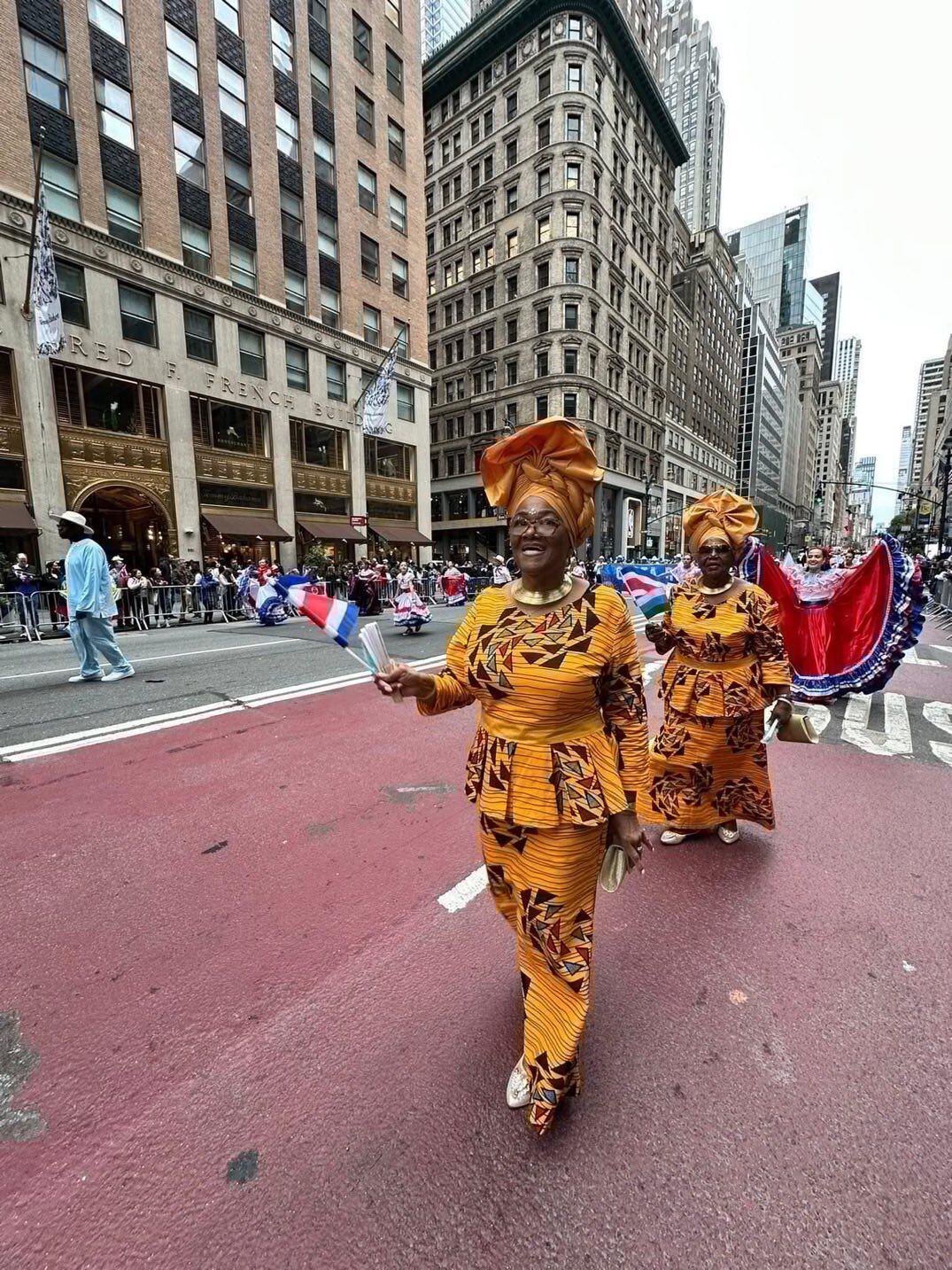 Más de 400 ticos desfilaron el 12 de octubre del 2025 en el Desfile de la Hispanidad sobe la Quinta Avenida de Nueva York.