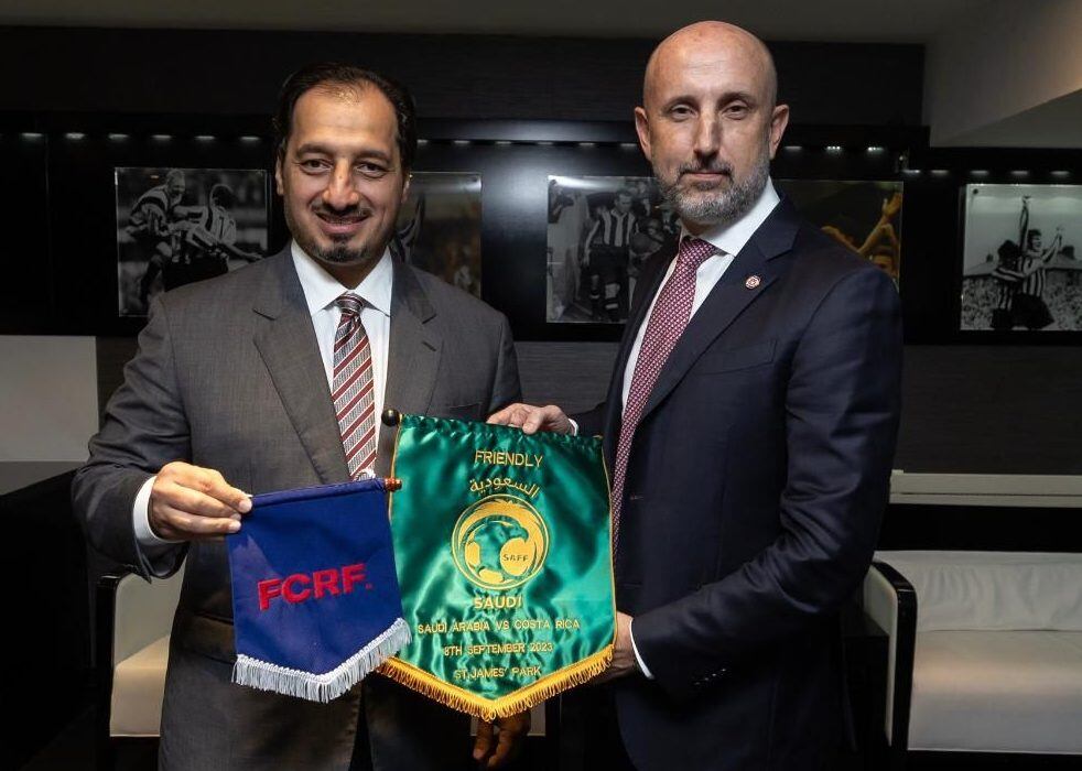 Yasser Al Misehal por Arabia Saudita y Osael Maroto por Costa Rica se encargaron de firmar el acuerdo de cooperación.