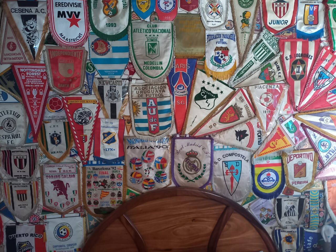 Alex Mazón y su colección'de banderines