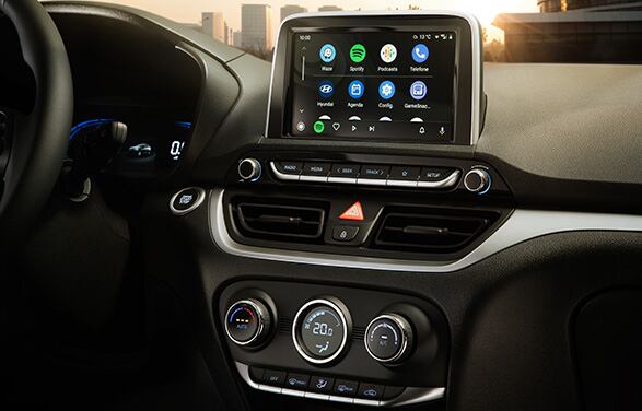El interior del Hyundai HB20 incorporará tecnología moderna y conectividad con sistemas Android Auto y Apple CarPlay.