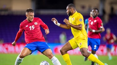 Mamá del defensor Francisco Calvo no le aguanta nada y le tira cuando juega mal