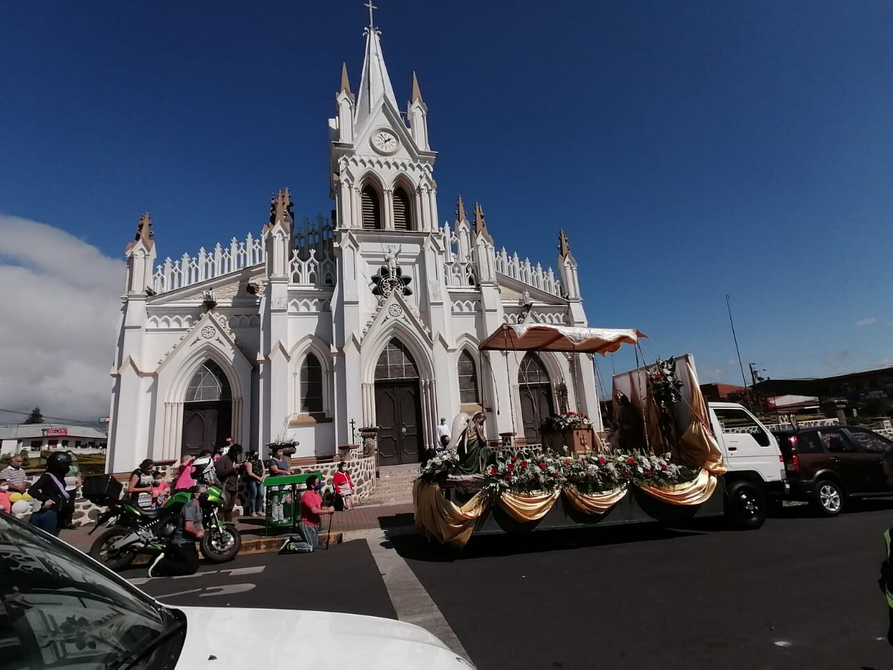 La celebración 92 a Cristo Rey, en la Parroquia San Isidro Labrador de Heredia, estuvo marcada por la pandemia y pese a que no se realizó con las alfombras de flores de toda la vida, sí se vivió con misma devoción y fe, en la cual la comunidad, en su mayoría, pide protección contra el covid-19