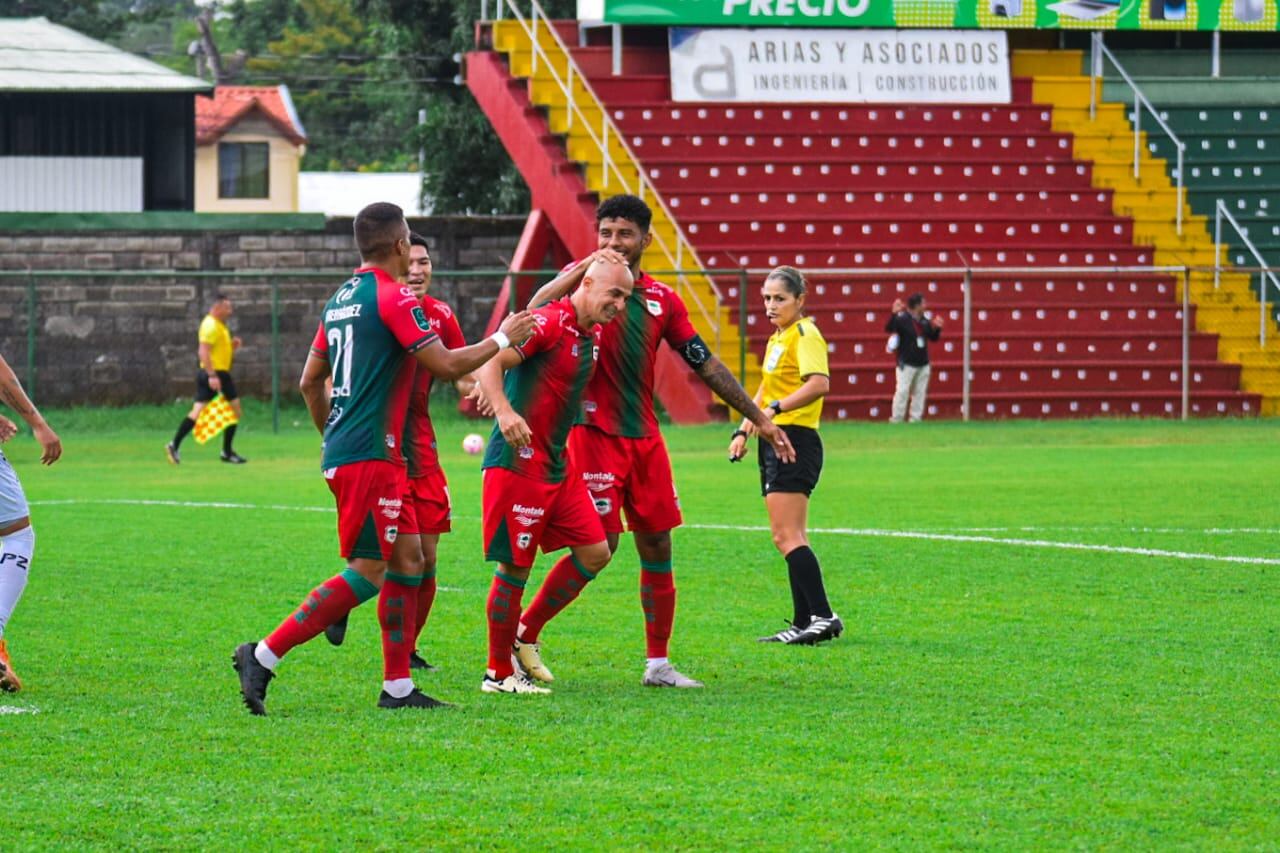 Starling Vega celebró con Johan Venegas, que pocos minutos después se convirtió en villano. Foto: Prensa ADG