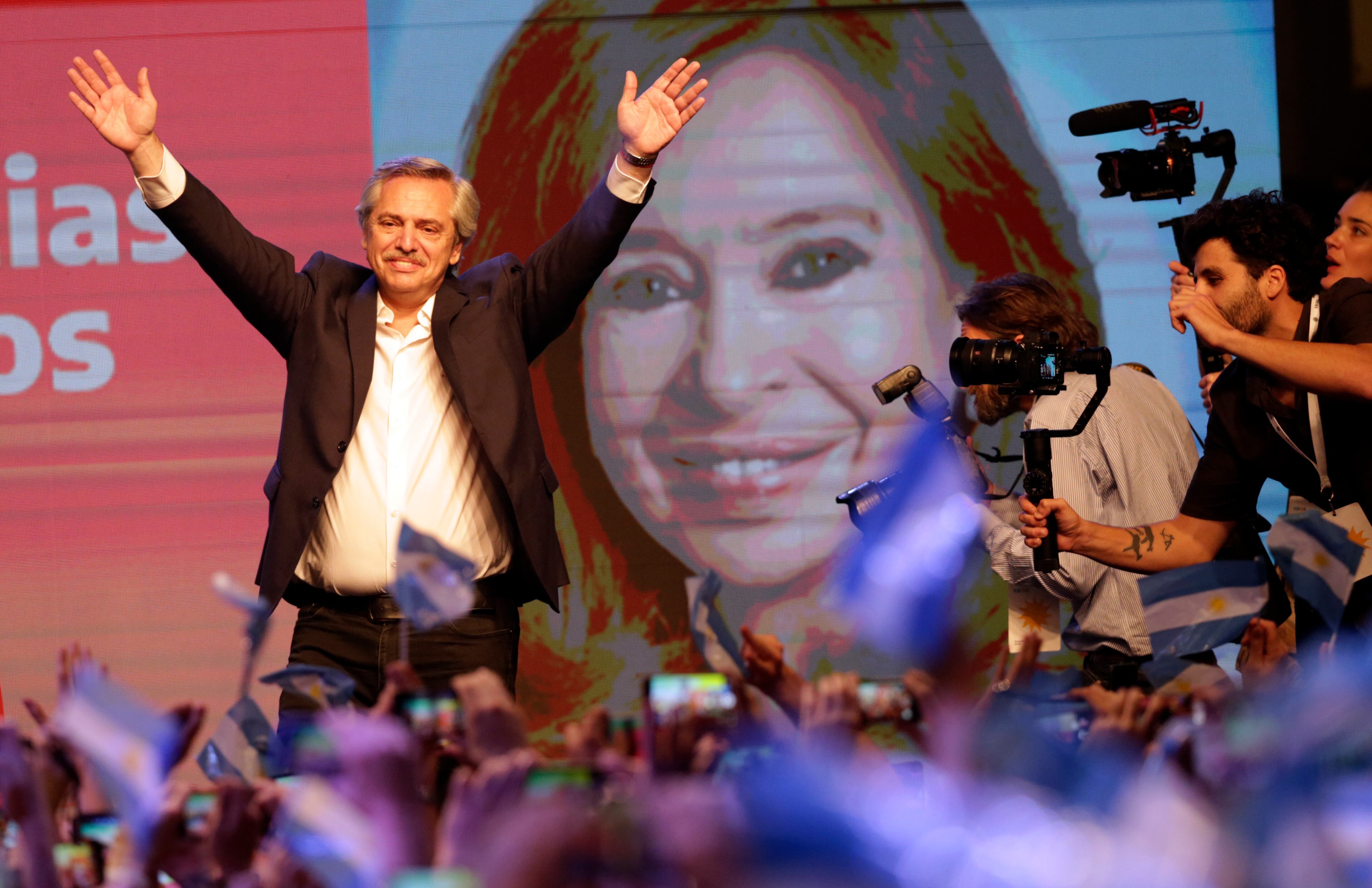 El candidato presidencial peronista Alberto Fernández saludó a sus seguidores frente a una gran imagen de su compañera de fórmula, la expresidenta Cristina Fernández, después de que el actual presidente Mauricio Macri admitiera su derrota al final de la jornada electoral en Buenos Aires, Argentina, el domingo 27 de octubre de 2019. (Foto AP/Daniel Jayo)