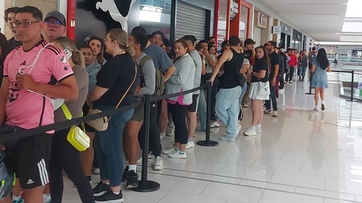 iCon responde a clientes que madrugaron más de la cuenta por fallida megapromoción en su nueva tienda