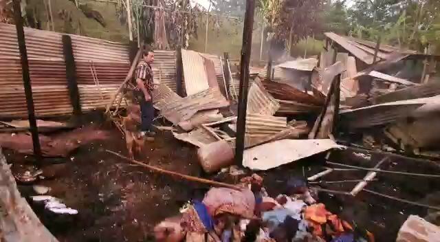 Incendio destruye humilde casa de señor en Florencia de Castillo. Foto Edgar Chinchilla.