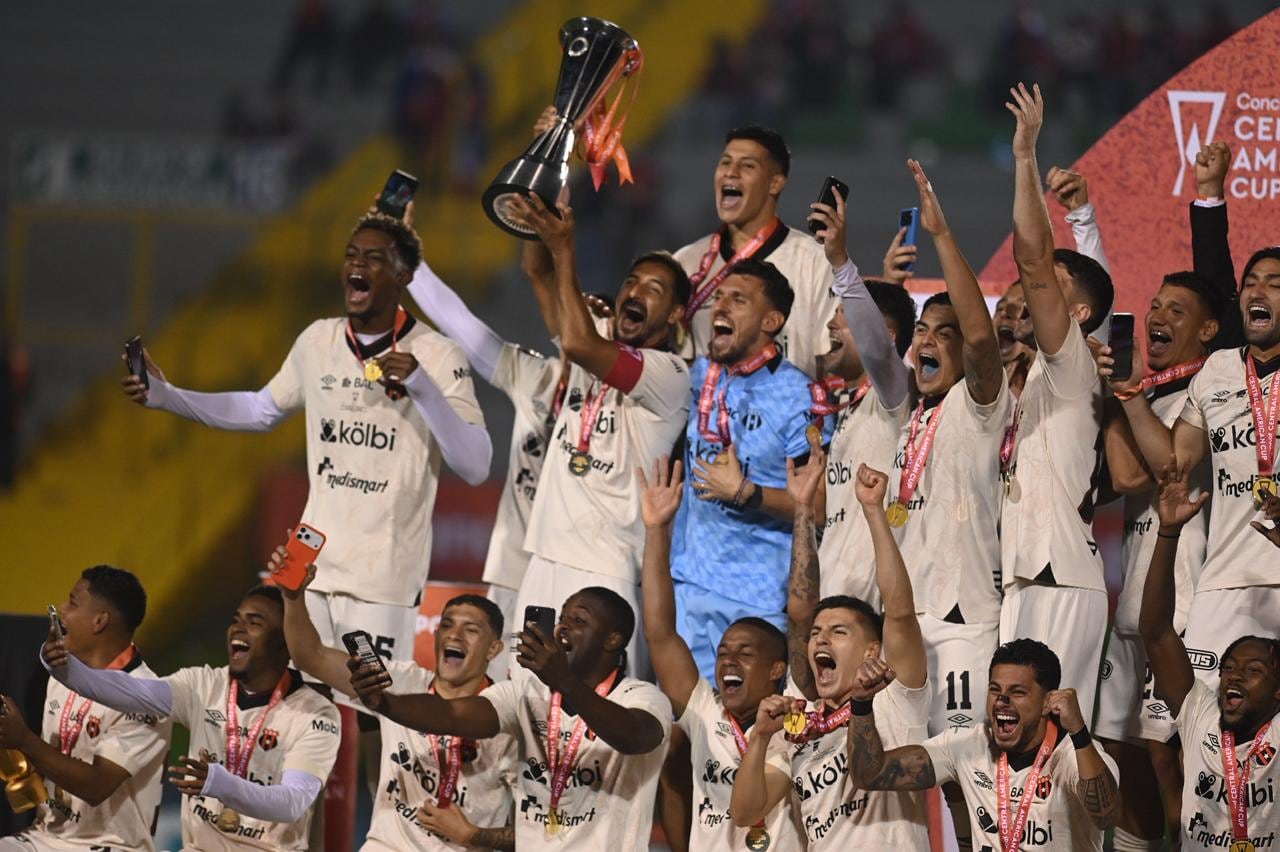 Celso Borges levanta el trofeo que acredita a Liga Deportiva Alajuelense como el tricampeón de la Copa Centroamericana, al imponerse al Xelajú en el estadio Cementos Progreso de Guatemala.