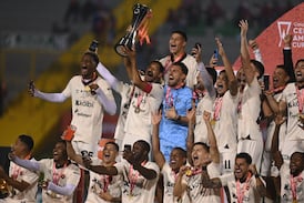 Reconocen a Alajuelense fuera del país mientras enfrenta uno de sus momentos más difíciles