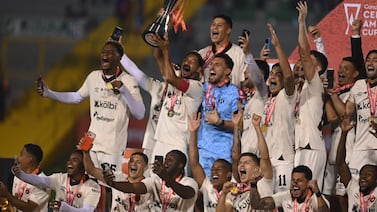 Exárbitros nacionales se contradicen sobre el polémico penal de Alajuelense ante Xelajú