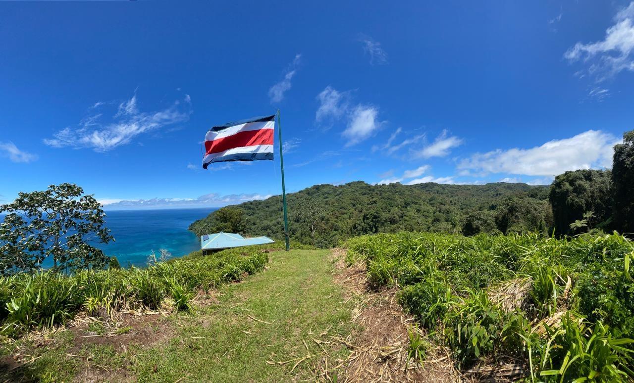 La Isla del Coco celebró el primer desfile de faroles de su historia este 14 de setiembre del 2024. Todos los faroles fueron hechos con material 100% reciclado y 100% encontrado en la propia isla.