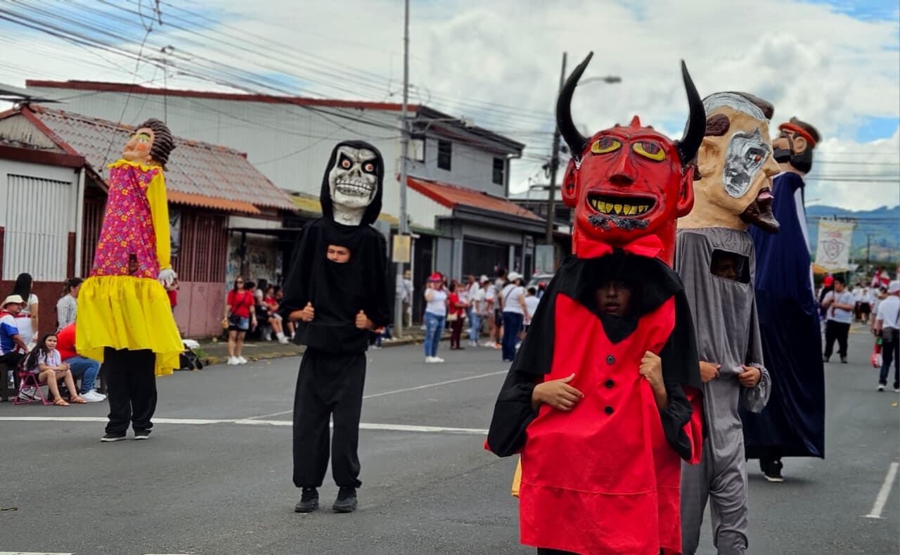 En el desfile del 15 de setiembre en Desamparados también hubo mascaradas.
