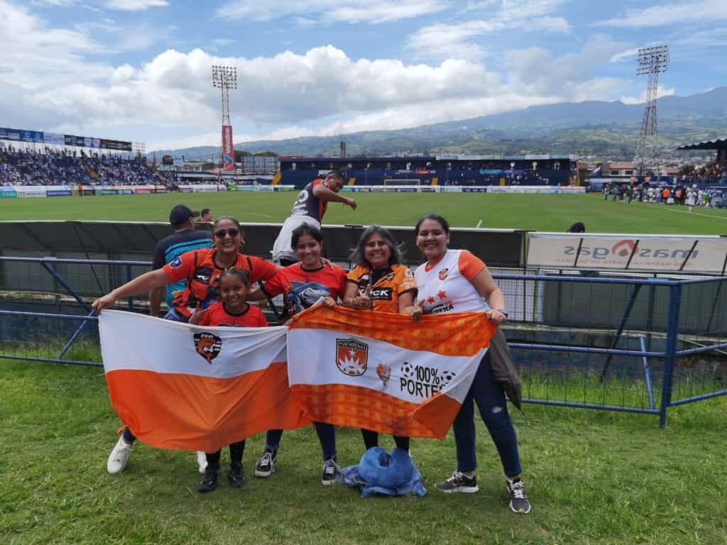Aficionados del Puntarenas FC. Cortesía.