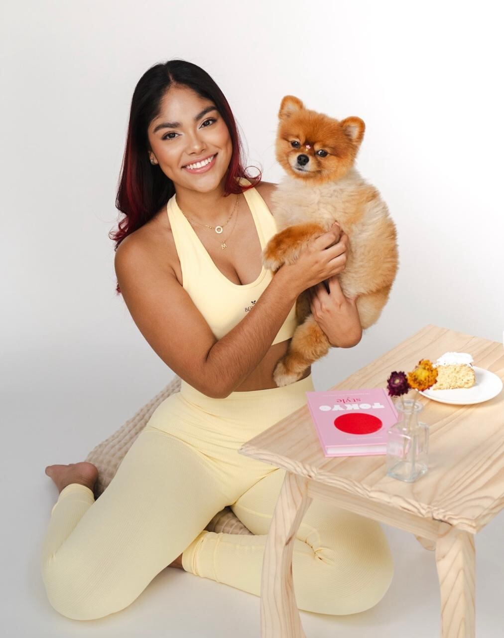 Uma, una simpática perrita pomerania de tres años que viajó desde Costa Rica hasta Estados Unidos para acompañar a su familia en una aventura que se vive a puro fútbol. En la foto con su mamá humana, Monserrat Gutiérrez Sánchez, de 21 años