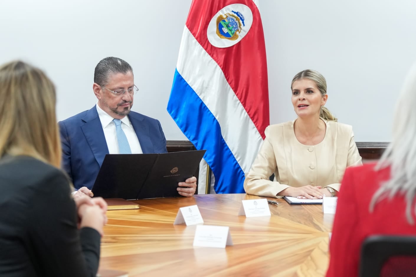 Reunión de Laura Fernández con diputados de oposición