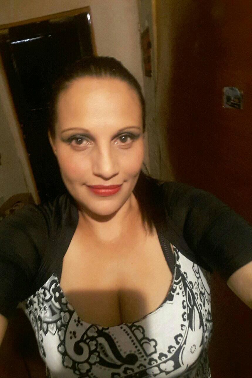 María Elena Quirós Coronado, de 41 años de edad y vecina del Alto de Ochomogo está decidida a encontrar a su papá biológico y por eso le estamos echando el hombro a ver si algún lector le puede colaborar.