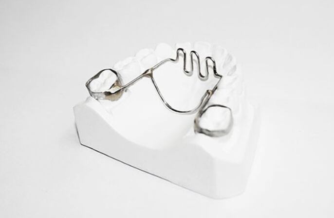 Esta es la trampa lingual y se introduce entre las muelas.