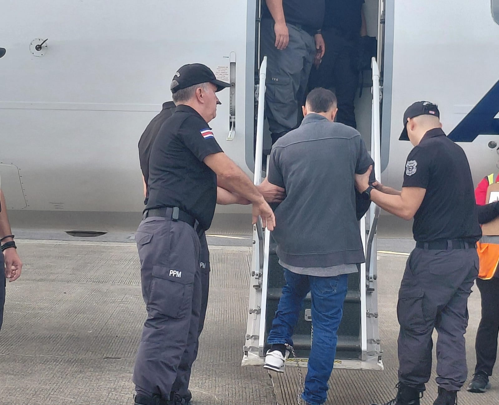 Este miércoles fueron deportados 20 extranjeros que cumplieron pernas en el país