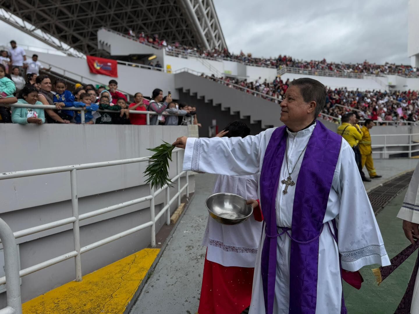 Desde las 8 de la mañana y hasta pasaditas las 3 de la tarde el Estadio Nacional en La Sabana recibió a 35 mil pequeñitos de diferentes partes del país en la 24 Fiesta Nacional de Navidad ¡Jesús: a tus niños los cuida tu iglesia” 2024
