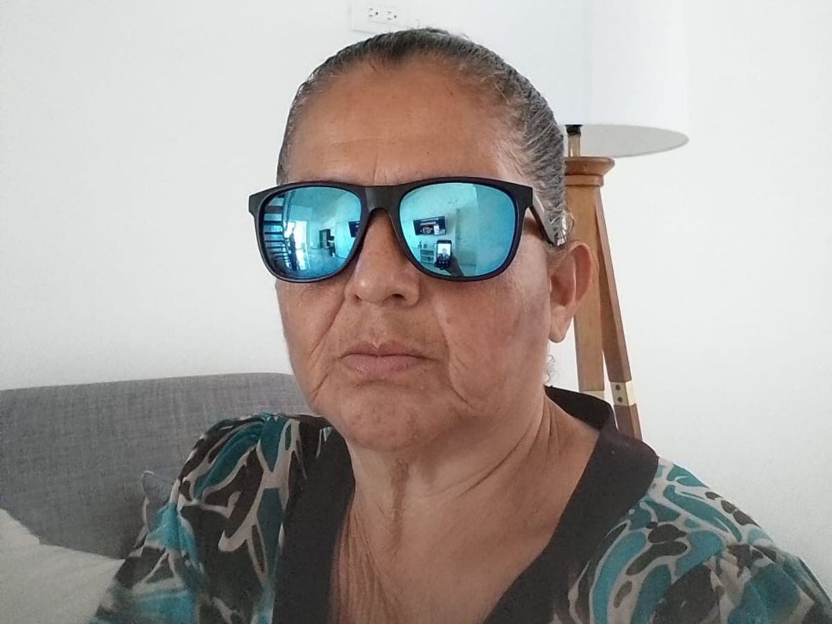 Doña Lidieth Gamboa está perdiendo la vista y la luz la molesta, pero en la CCSS no se le quiere adelantar su cita.