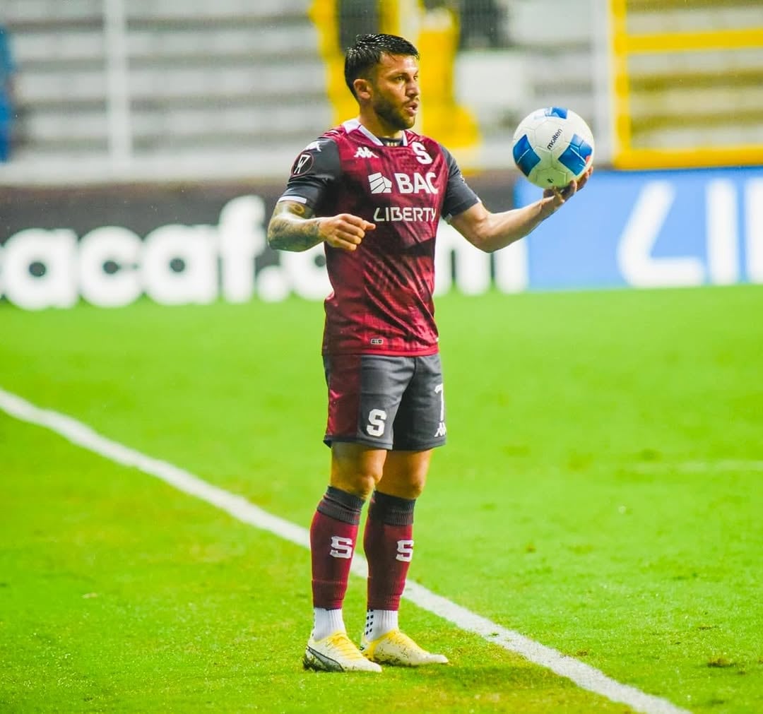 El jugador del Saprissa Jefry Valverde hizo maletas y se fue a conocer Europa mientras se define su futuro. Instagram.