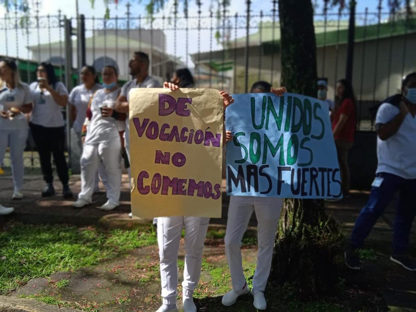 Video: Trabajadores de Salud marchan para que les paguen su salario ...