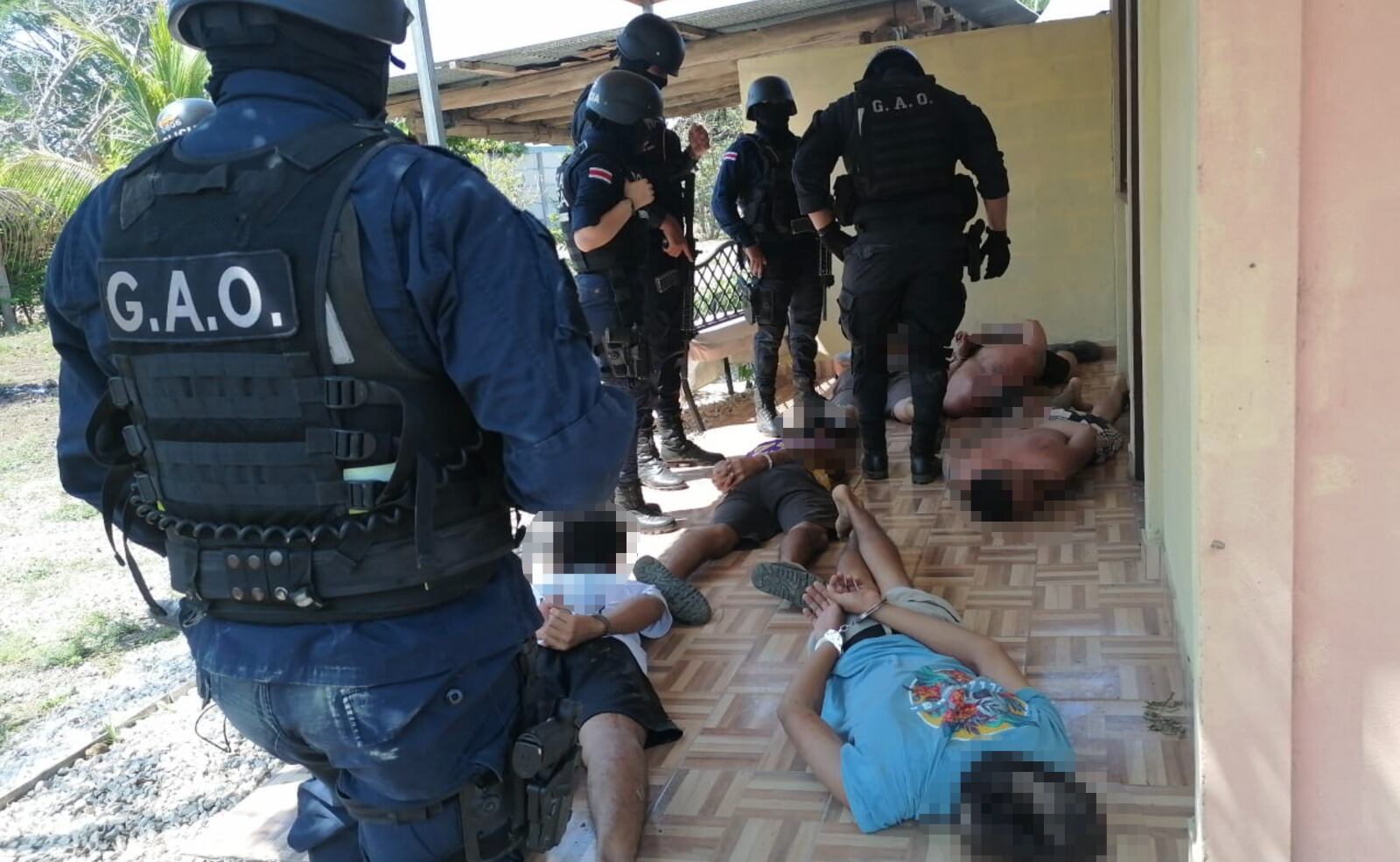 La Fuerza Pública tuvo información sobre el sitio donde estaban los sospechosos del homicidio atrincherados y con ayuda del OIJ y la Fiscalía se les detuvo. Foto: Cortesía MSP.