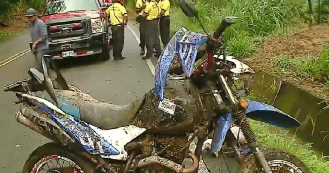 En esta moto regresaba como acompañante Andrey Calderón, de 22 años. La conducía su hermano Manuel, quien logró sobrevivir a la corriente de lodo que los tiró junto con el bus al precipicio. Foto: Cortesía