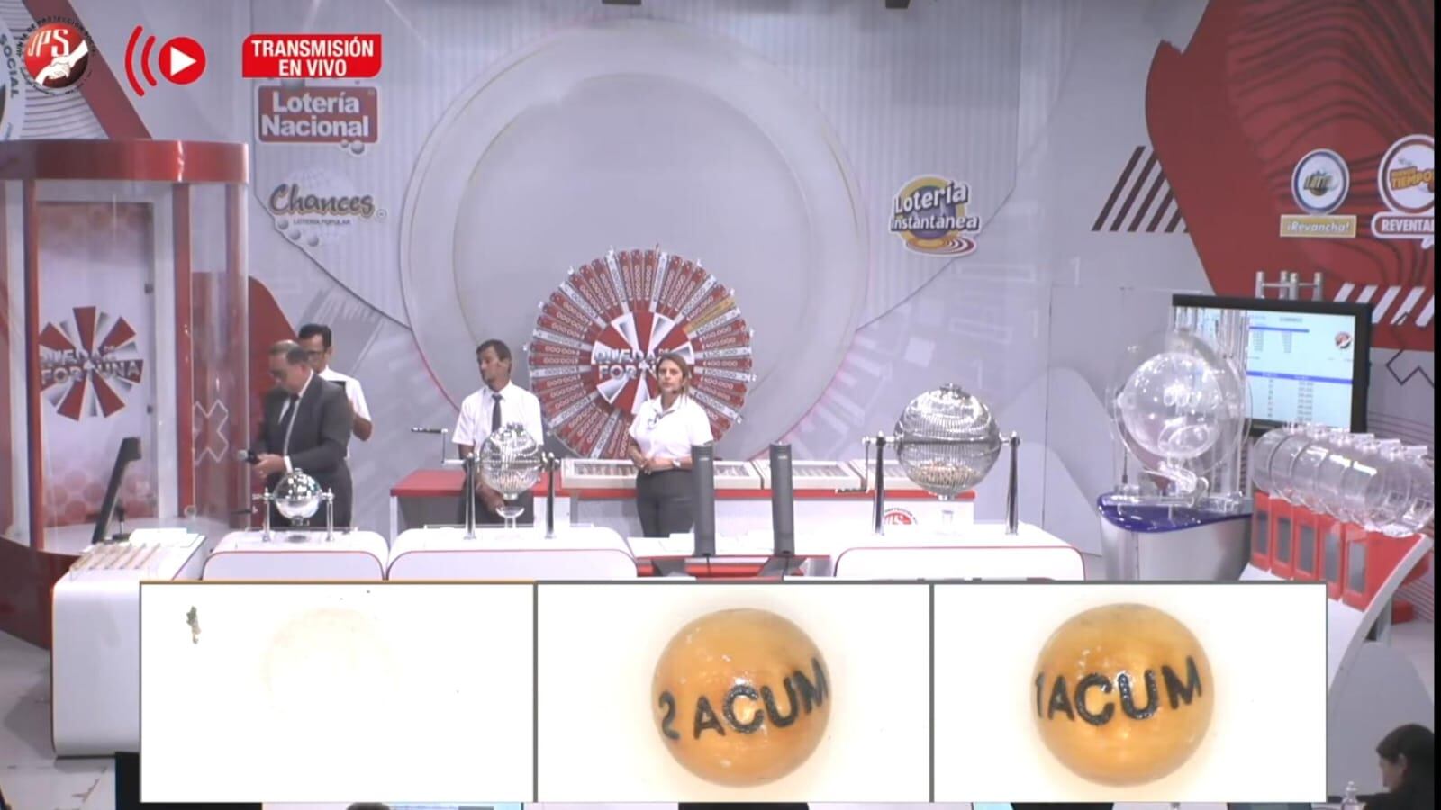 Dos esferas con las palabras "1 acumulado" y "2 acumulado" se sortean tras cada juego de lotería y chances. Foto: Captura de video.