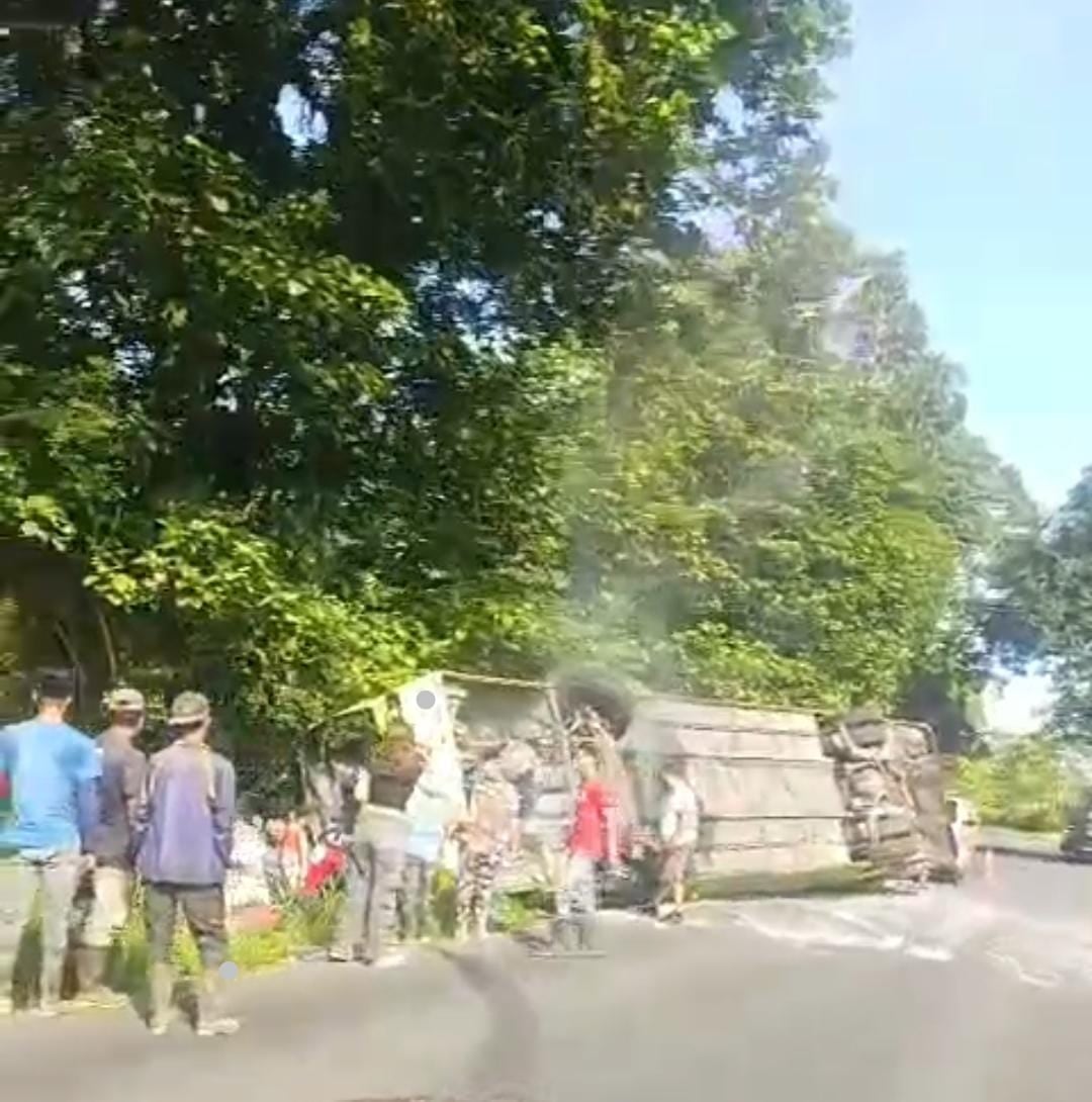 Un autobús volcó sobre uno de sus costados en la ruta 4, cerca del restaurante Palmitour, en Chiripa de Río Frío, Sarapiquí de Heredia. Bomberos de Costa Rica movilizó unidades para rescatar a al menos seis personas atrapadas dentro del vehículo.