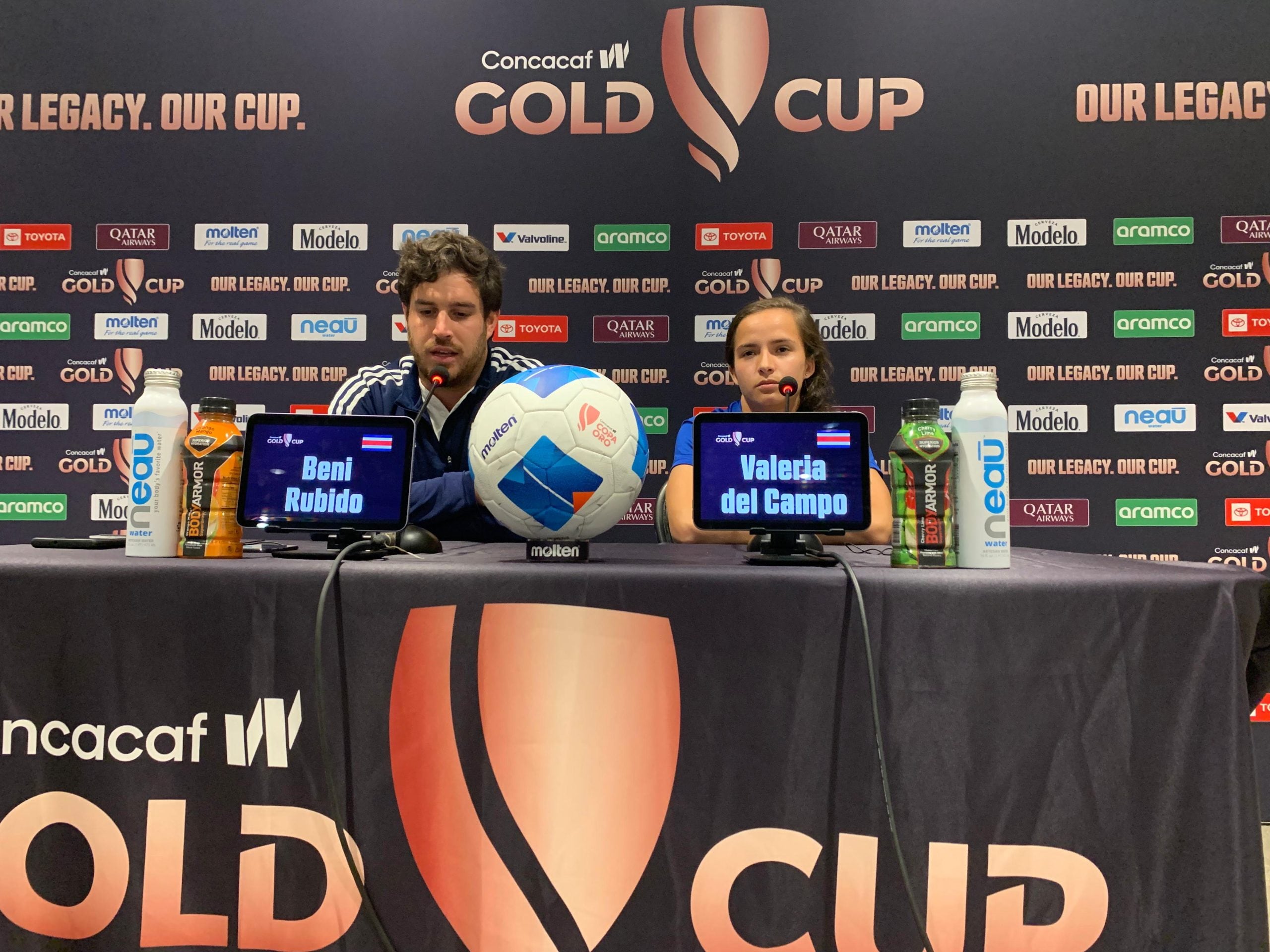 Beni Rubido, entrenador de la Selección Femenina de Costa Rica y Valeria del Campo, defensora de la Selección de Costa Rica. Foto: Prensa Fedefútbol