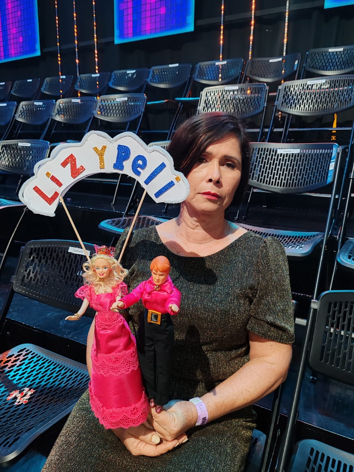 Margot Brenes, mamá de Lisbeth Valverde, le llevó su barbie de la fiesta de 15 años a la semifinal.