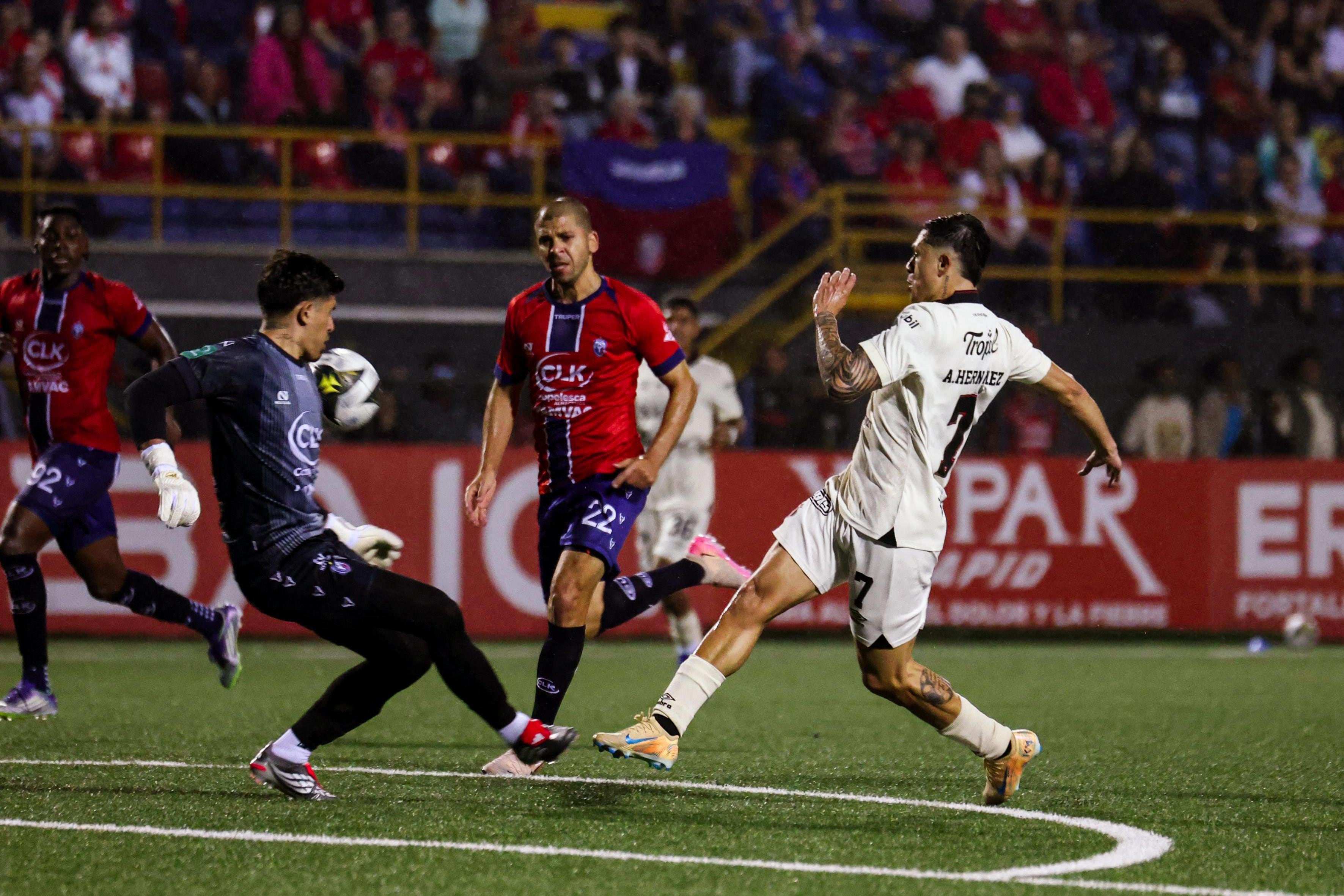 या कारवाईत अँथनी हर्नांडेझने सॅन कार्लोसविरुद्ध लिगा डेपोर्टिव्हा अलाजुएलेन्सचा दुसरा गोल केला.