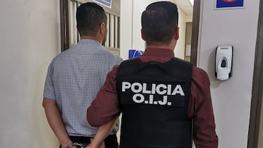 Profesor es sospechoso de tener relaciones impropias con una de sus alumnas de colegio