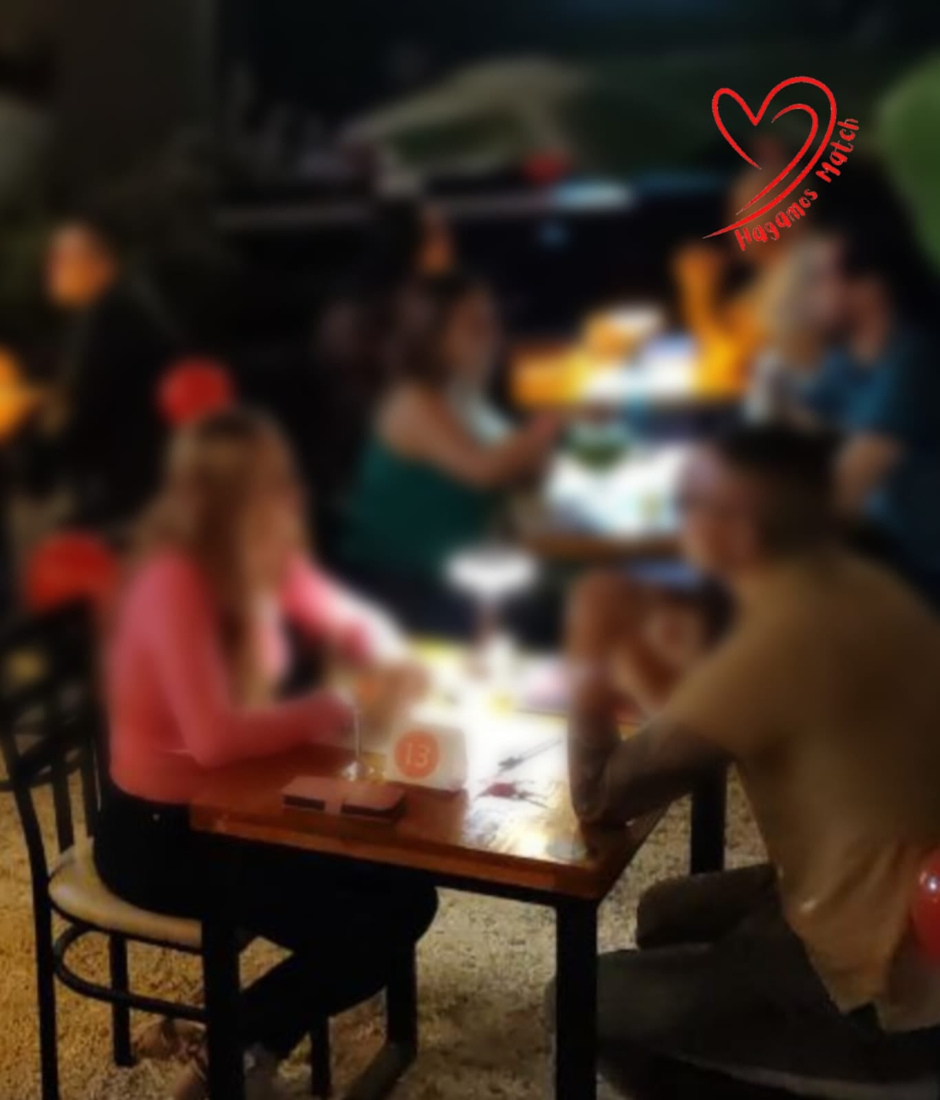 “Hagamos match”, organizado por Juan Carlos Sojo y en el cual un máximo de 10 hombres y 10 mujeres se ven en un lugar previamente reservado para que se conozcan. Las mujeres se quedan sentaditas sin moverse en una mesa y los hombres tienen 8 minutos para conversar con cada una de ellas hasta que conocen a las 10 y ellas a los 10