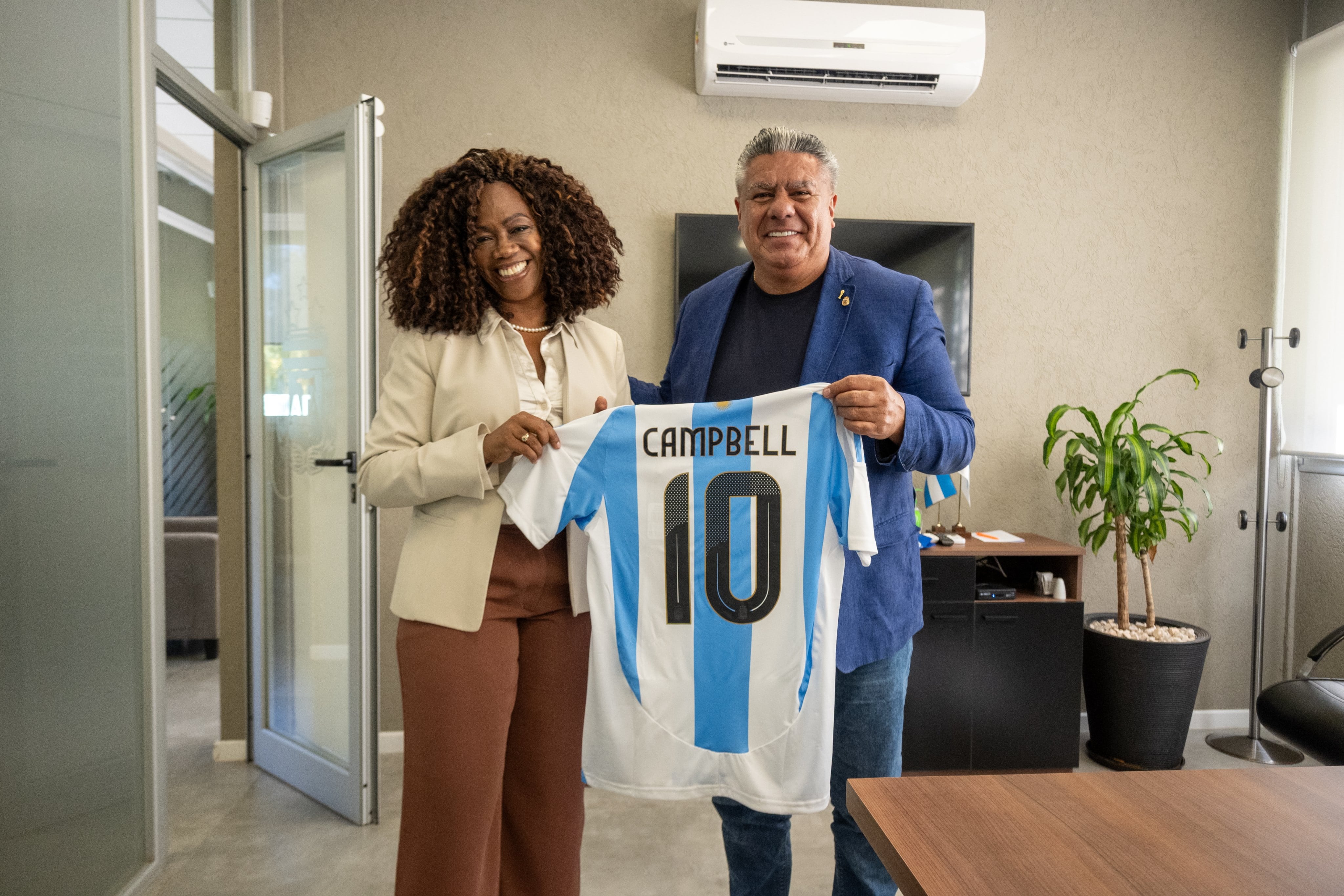 Importante medio argentino cometió un zafis al publicar una información sobre Epsy Campbell. Fotos tomada de X AFA.