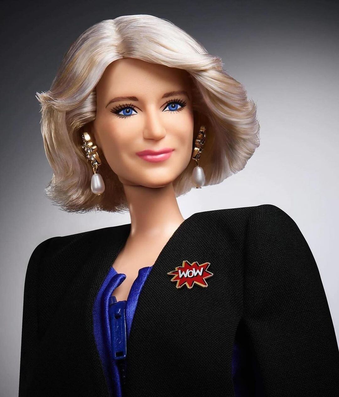 Reina Camila de Inglaterra con su Barbie de Mattel