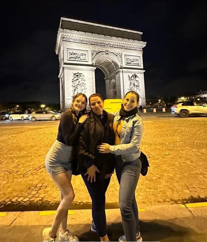 Kimberly Loaiza disfruta de Europa muy bien acompañada