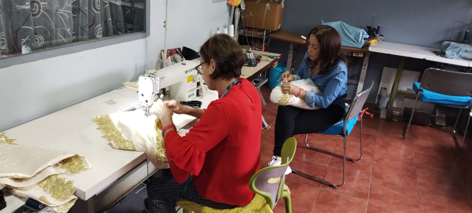 Doña Flory Hernández Arriola, vecina y fundadora de Hatillo 6, es la costurera que hizo, mantiene y arregla, todos los trajes para las representaciones de las procesiones de Semana Santa en San José. En la foto otra costurera parte del tallercito, Cristina Chaves de Hatillo 6.