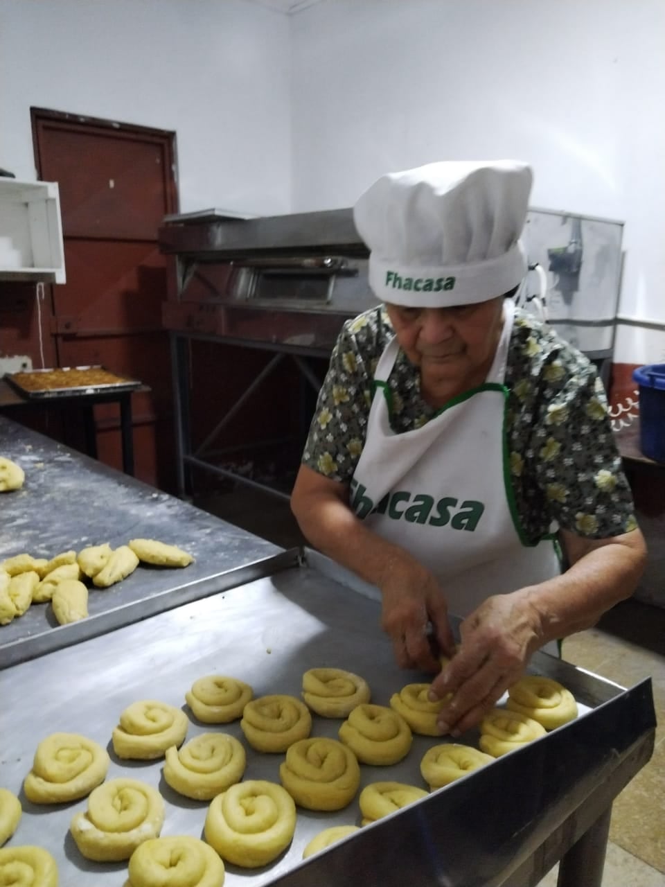 Las celebraciones en honor al Santo Cristo de Esquipulas en Alajuelita, tienen varios ingredientes especiales este 2023, uno de ellos es super histórico: se podrán comprar crucifijos con la imagen de El Negrito, como le dicen de cariño los devotos del Cristo de Esquipulas, la cual estará sobre una cruz de madera de más de 100 años. En la foto, doña Marta Lidia Flores, de 80 años, cumplirá 30 años haciendo pancito casero para vender en las fiestas patronales alajueliteñas.