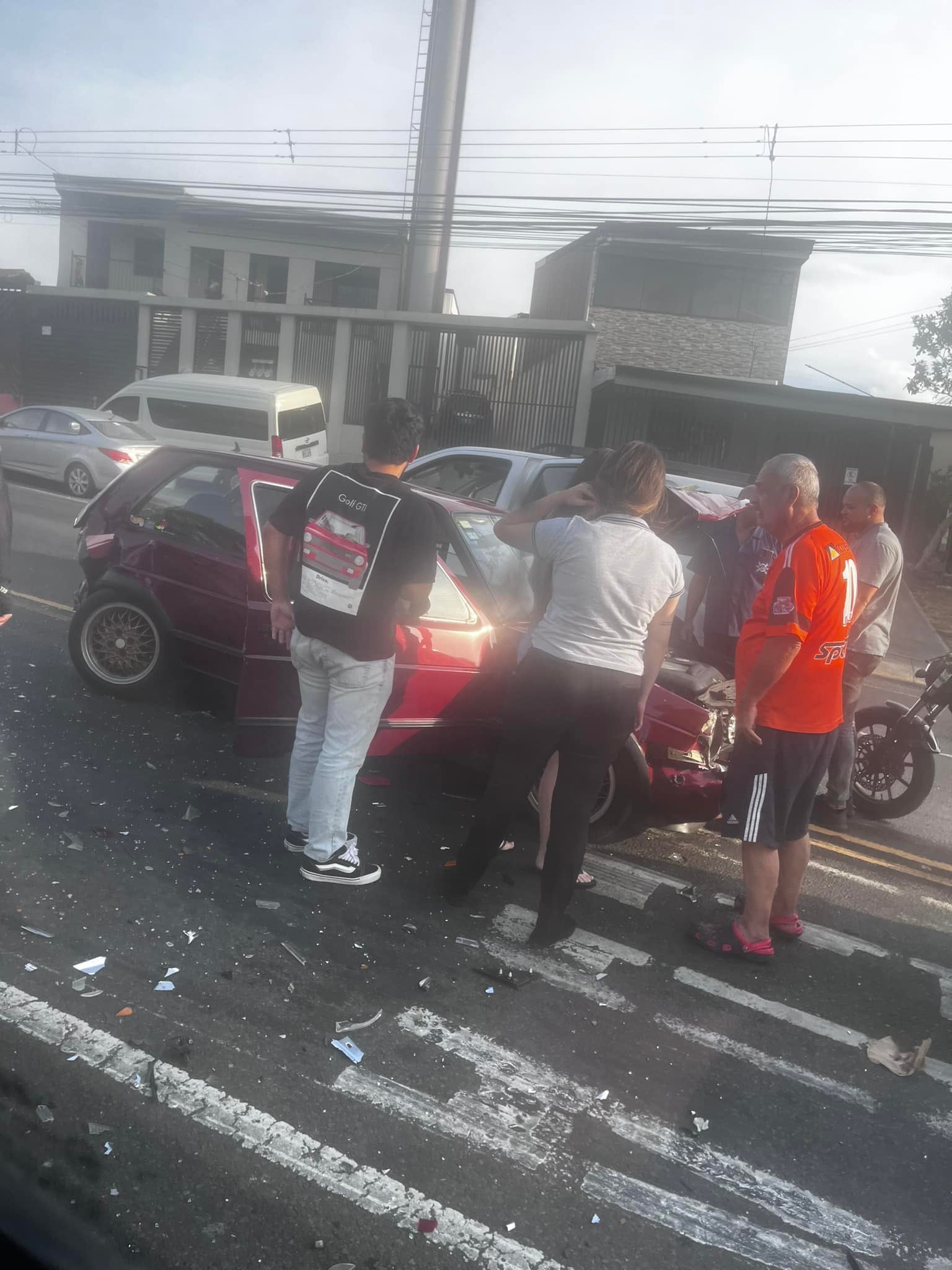 Jean Paul Araya Núñez vio un choque en Heredia y publicó en redes sociales la foto para encontrar al muchacho del carro chocado y arreglárselo gratis