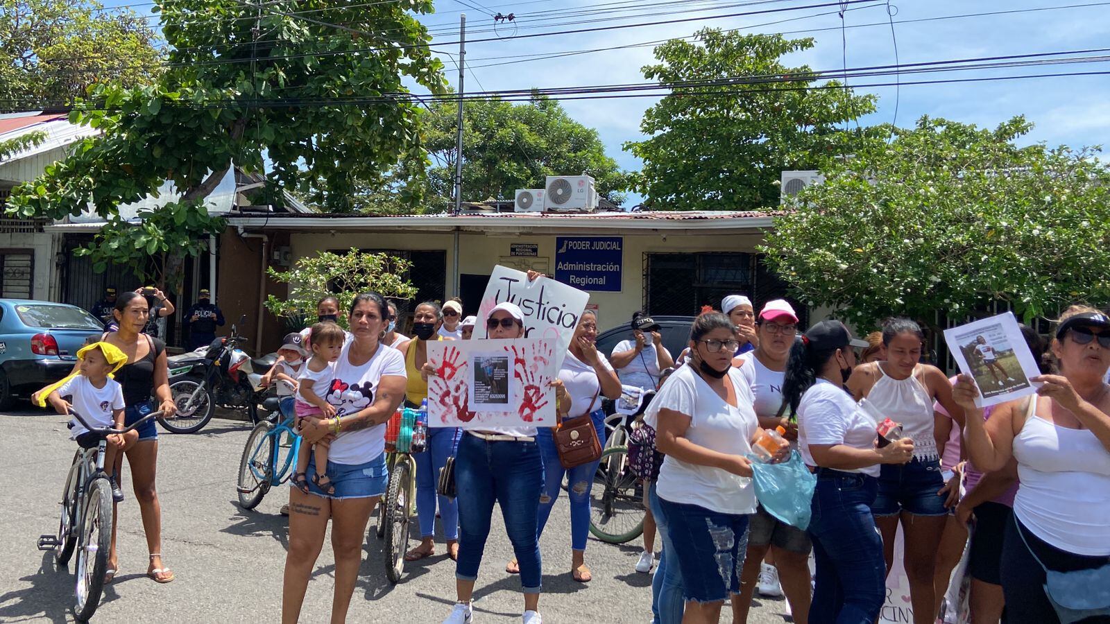 Familiares y conocidos de Franciny Duarte, desaparecida desde el 30 de marzo, marcharon exigiendo la ayuda de las autoridades. Foto Andrés Garita.