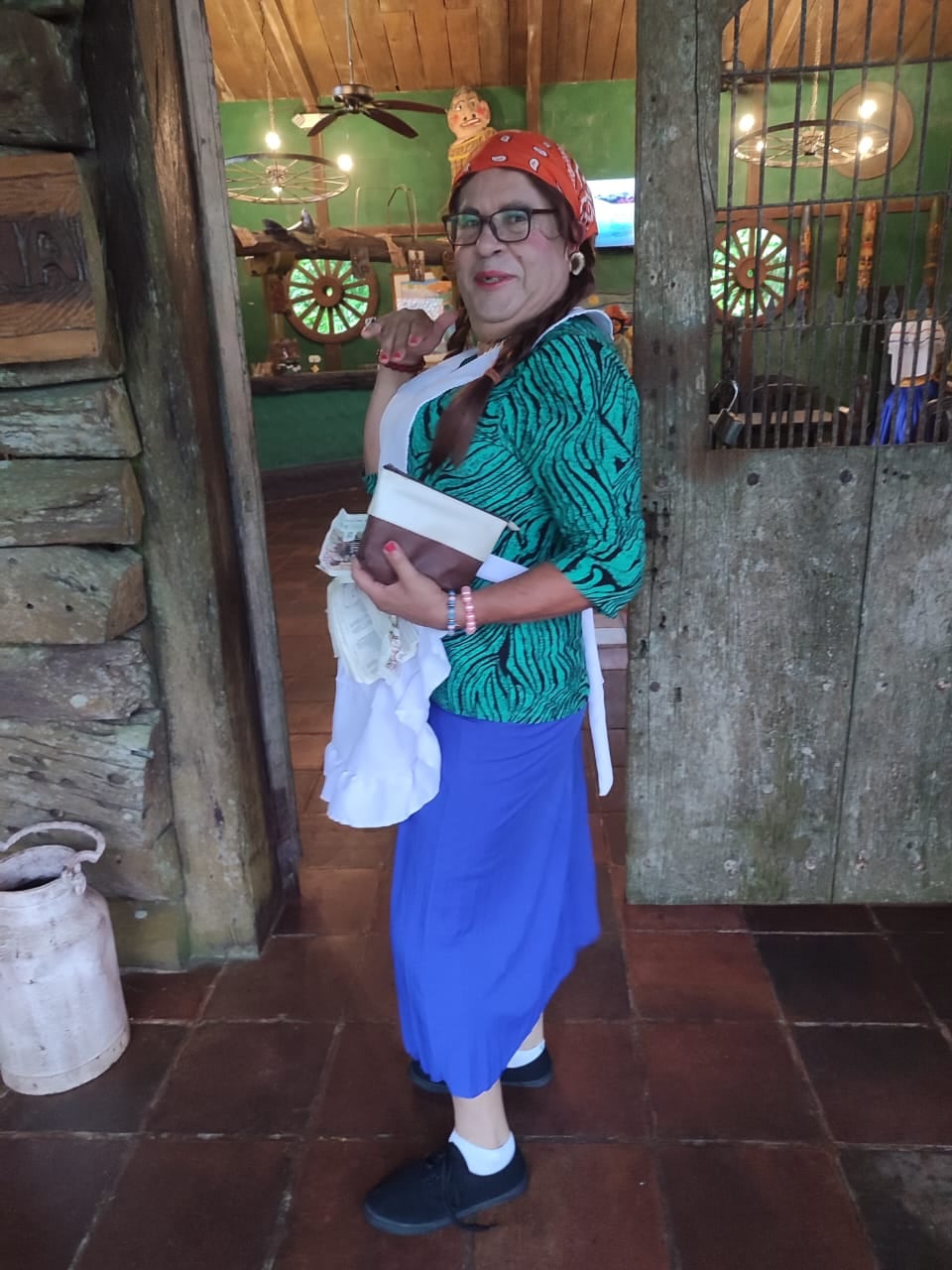 Edgar Cartín y su nuevo personaje Lola, la chancera harán de las suyas en las corridas de toros de Zapote 2024.