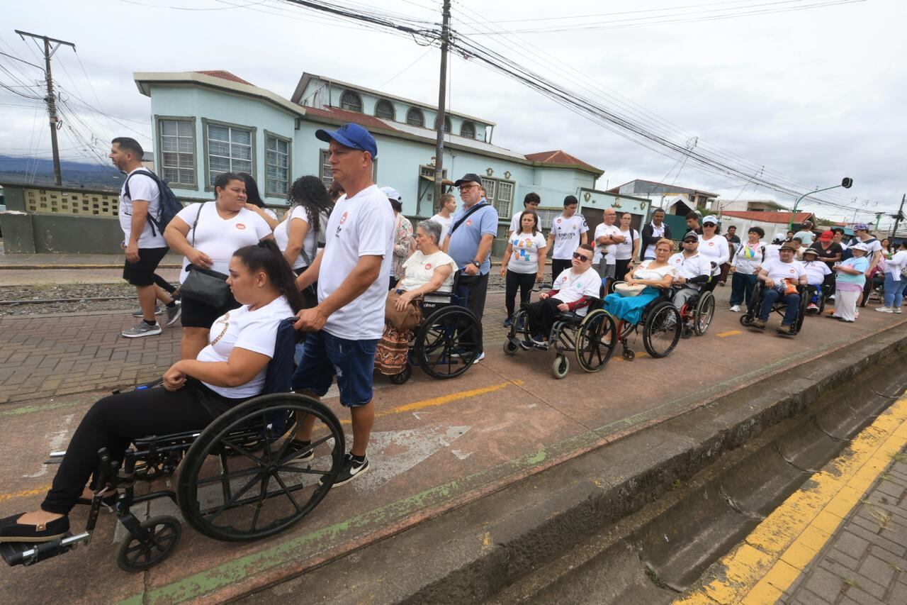 Romería en sillas de ruedas a la Basílica de Los Ángeles